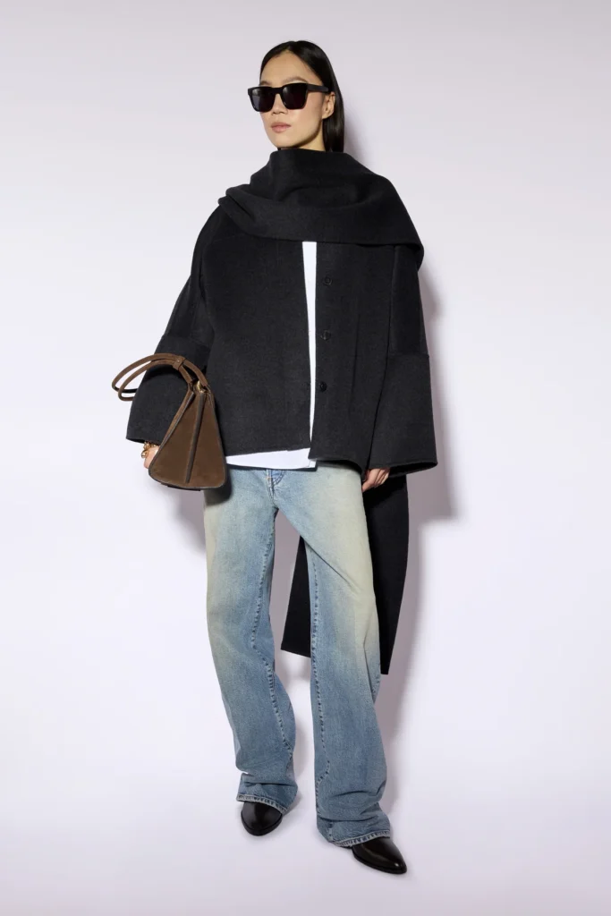 W6FF6WW62Y49 0 A CAPPOTTO WILLIAM bc993066 5167 4674 ba9c bb91e1b0df7e Elegancki, otulający płaszcz Liviana Conti, wykonany z luksusowej mieszanki wełny, kaszmiru i jedwabiu. Model zachwyca minimalistyczną formą oraz dużym, miękko układającym się szalem, który można efektownie owinąć wokół szyi lub pozostawić luźno opadający. Oversize’owy fason zapewnia swobodę i nowoczesny charakter, a głęboki grafitowy odcień sprawia, że płaszcz z łatwością dopasuje się zarówno do codziennych stylizacji, jak i bardziej eleganckich zestawów. Subtelne detale i szlachetna tkanina podkreślają charakterystyczny dla Liviana Conti ponadczasowy, włoski styl.