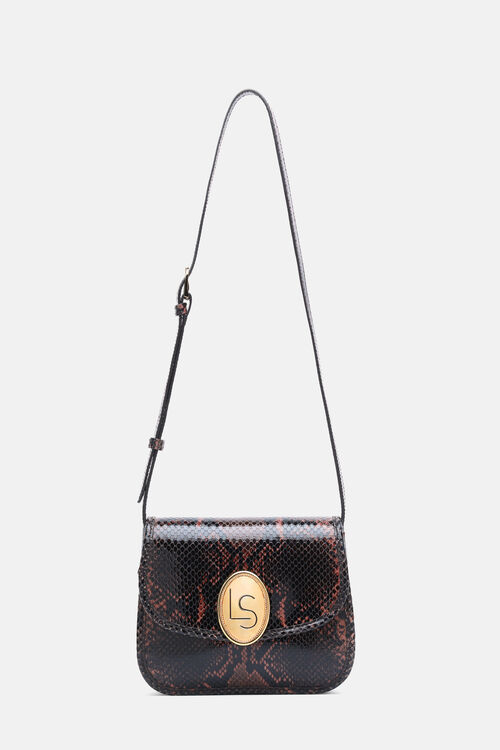 3349671396a20005fc5e708 71504857 02880350XX1 Elegancka torebka damska typu crossbody, wykonana z naturalnej skóry o fakturze inspirowanej skórą węża, to wyjątkowy dodatek, który podkreśli charakter każdej stylizacji. Model wyróżnia się klapą ozdobioną złotym medalionem z logo „LS”, nadającym całości luksusowego wyrazu. Praktyczne wnętrze wyposażono w kieszeń z charakterystyczną plakietką, a regulowany pasek umożliwia wygodne dopasowanie długości i komfortowe noszenie na co dzień. Wyrazista faktura skóry w połączeniu ze złotymi detalami tworzy elegancki, ponadczasowy design. Torebka crossbody została wyprodukowana we Włoszech, co podkreśla jej włoski charakter i dbałość o estetykę wykonania. Doskonale uzupełni zarówno eleganckie zestawy, jak i nowoczesne stylizacje na wyjątkowe okazje.
