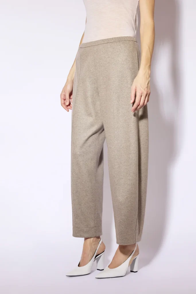 W6FF6WN39W57 0 B PANTALONE JOSEPH 9d16adc2 a044 446b 8e20 a4c0b94b0e00 Spodnie damskie Liviana Conti to połączenie nowoczesnego fasonu, komfortu i ponadczasowej elegancji. Wykonane z lekkiej tkaniny kaszmirowej, zachwycają miękkim charakterem i subtelnym wykończeniem, idealnie wpisując się w estetykę współczesnej garderoby premium. Model wyróżnia się modnym krojem typu balloon, który nadaje sylwetce nowoczesnych proporcji. Elastyczny pas zapewnia wygodne dopasowanie, a dekoracyjne przeszycie imitujące zaprasowany kant z przodu podkreśla staranne wykończenie i elegancki charakter spodni.